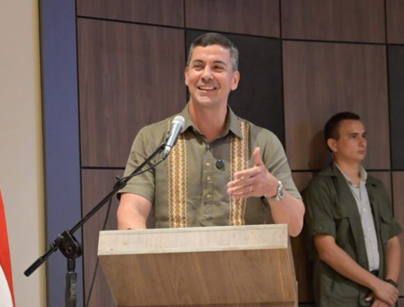 santi Peña evalúa presupuesto y posible veto