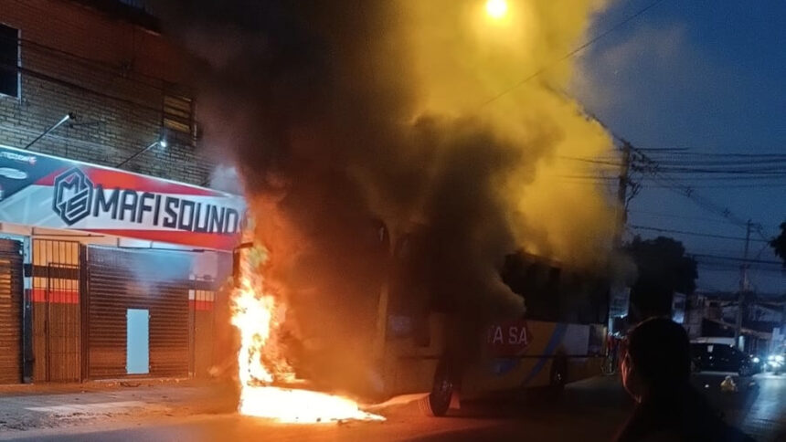 colectivo Incendio Afecta a Colectivo y Comercio en Fernando de la Mora