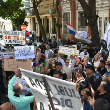 Jubilados exigen justicia en caso IPS