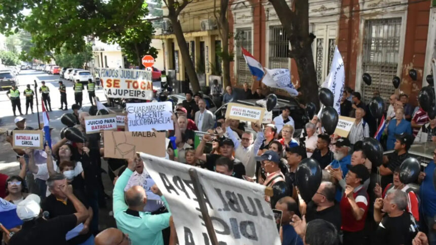 Jubilados exigen justicia en caso IPS
