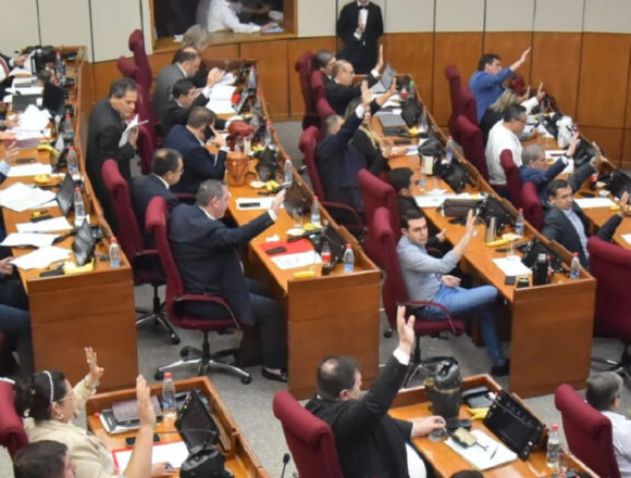 parlamento Parlamentarios Inician el Año con Aumento Jugoso