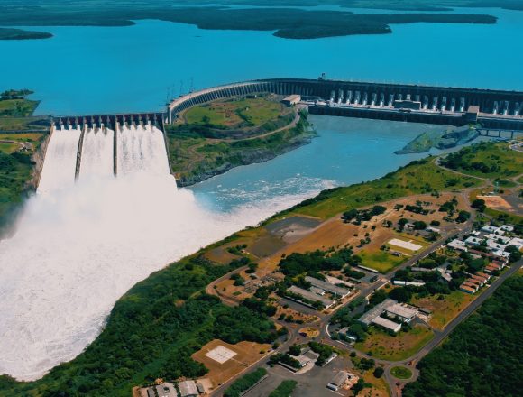 Itaipu Fondos sociales deben seguir en Itaipú