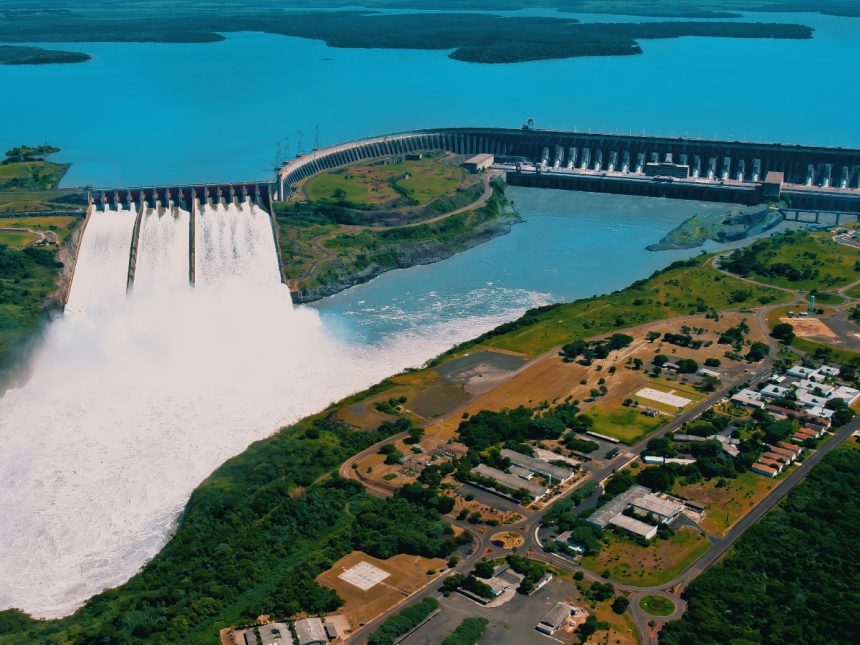 Itaipu Fondos sociales deben seguir en Itaipú