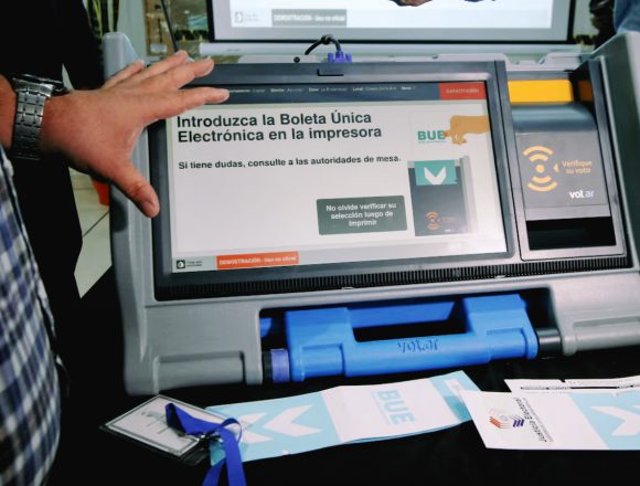 maquina de votar Vínculos empresariales rodean licitación del TSJE de máquinas de votación
