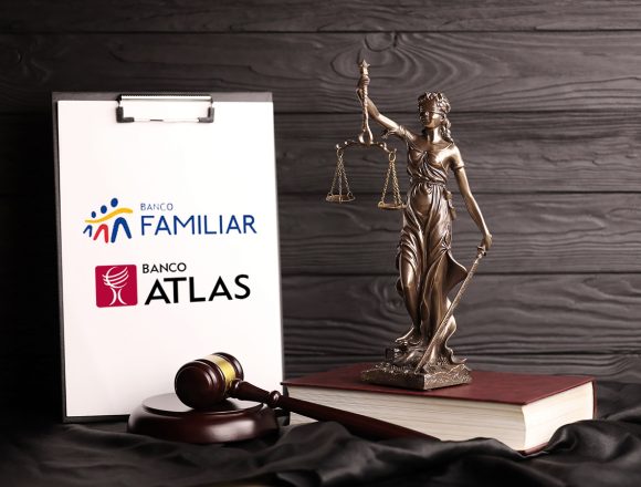 Lady justice or justitia the Roman goddess of Justice. Statue on brown book with judge gavel on blank paper background with copyspace. Concept of judicial trial, courtroom process and lawyers work Media Cautelar en la fusión por uso ilegal del software core bancario
