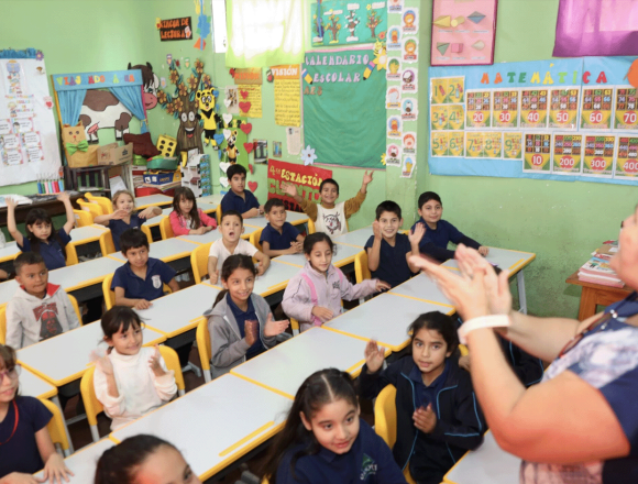 Retrasos persisten en entrega de mobiliarios escolares