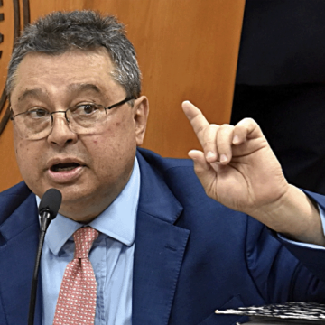 Ejecutivo propone a Gustavo Leite embajador