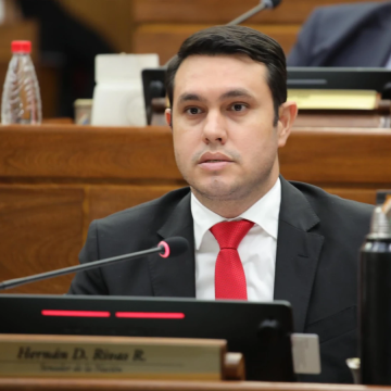 Fiscalía confirma dudas sobre título de Rivas