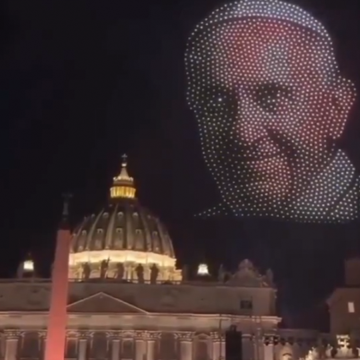 Espectáculo de drones rinde homenaje al Papa