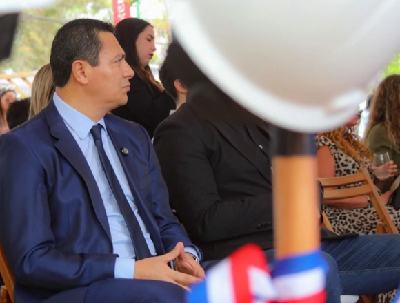 zfarias Farías rechaza oferta y mantiene candidatura