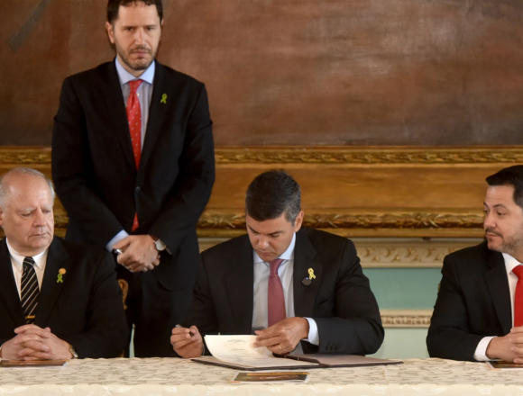 zpeña Peña promulga ley contra mafia pagarés