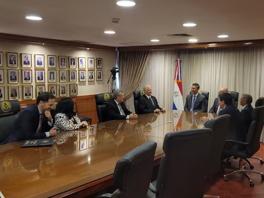 Santiago Peña promulga ley de arbitraje
